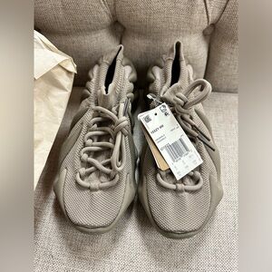 NIB Yeezy 450 'Stone Flax' size 6.5